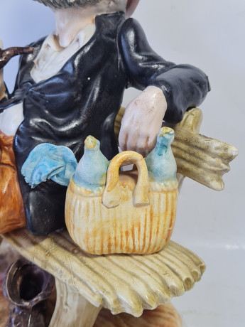 Статуэтка винтажная Capodimonte "Старик на скамейке", фарфор, 27 x 19 см, Италия, 1960-70гг.