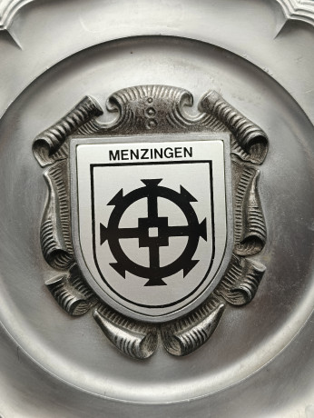 Тарелка декоративная винтажная "Герб города Метцинген" / Серия "Геральдика", яркий декор, олово (95%), 23 см, Германия, 1970-80гг.