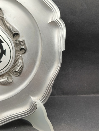 Тарелка декоративная винтажная "Герб города Метцинген" / Серия "Геральдика", яркий декор, олово (95%), 23 см, Германия, 1970-80гг.