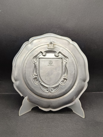 Тарелка декоративная винтажная "Герб города Метцинген" / Серия "Геральдика", яркий декор, олово (95%), 23 см, Германия, 1970-80гг.