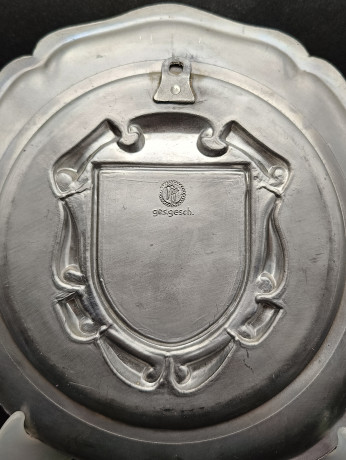 Тарелка декоративная винтажная "Герб города Метцинген" / Серия "Геральдика", яркий декор, олово (95%), 23 см, Германия, 1970-80гг.