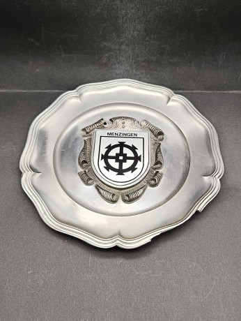 Тарелка декоративная винтажная "Герб города Метцинген" / Серия "Геральдика", яркий декор, олово (95%), 23 см, Германия, 1970-80гг.
