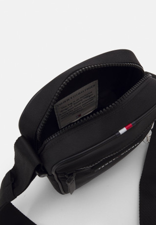 Tommy Hilfiger ESSENTIAL MINI RPORTER UNISEX Across body bag black ESSENTIAL MINI RPORTER UNISEX Сумка через плечо черный