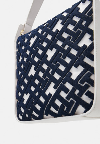 Tommy Hilfiger CASUAL CHIC HOBO MONO Handbag monogram CASUAL CHIC HOBO MONO Сумка монограмма