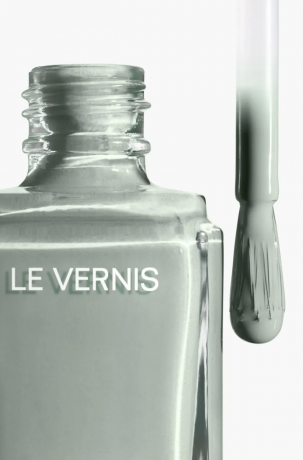 Chanel Le Vernis nail polish 131 Cavalier Seul 13ml, Лак для ногтей 131 Cavalier Seul (Франция), стойкое глянцевое покрытие, керамиды камелии, 13мл