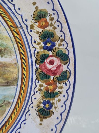 Тарелка декоративная винтажная Deruta, керамика с рисунком "Дом в горах у реки", ручная работа, 25 x 3 см, Италия