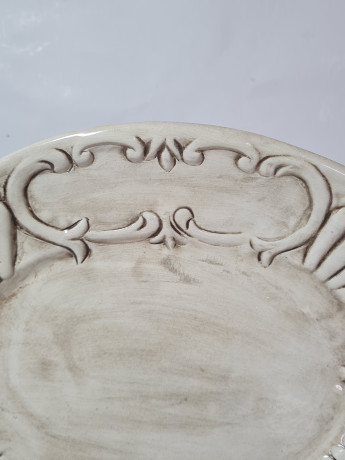 Тарелка винтажная сервировочная Bassano, объемный декор, фигурный край, серая керамика, 30 х 24 см, Италия, 1960-70гг.