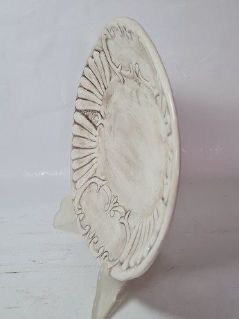 Тарелка винтажная сервировочная Bassano, объемный декор, фигурный край, серая керамика, 30 х 24 см, Италия, 1960-70гг.