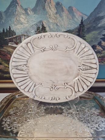 Тарелка винтажная сервировочная Bassano, объемный декор, фигурный край, серая керамика, 30 х 24 см, Италия, 1960-70гг.