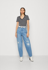 Tommy Hilfiger SLIM CODY NECK Print T-shirt breton desert sky white SLIM CODY NECK Футболка с принтом бретонская пустыня небо белое