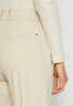Tommy Hilfiger STRAIGHT PANT Chinos classic beige ПРЯМЫЕ БРЮКИ Брюки чинос классический бежевый